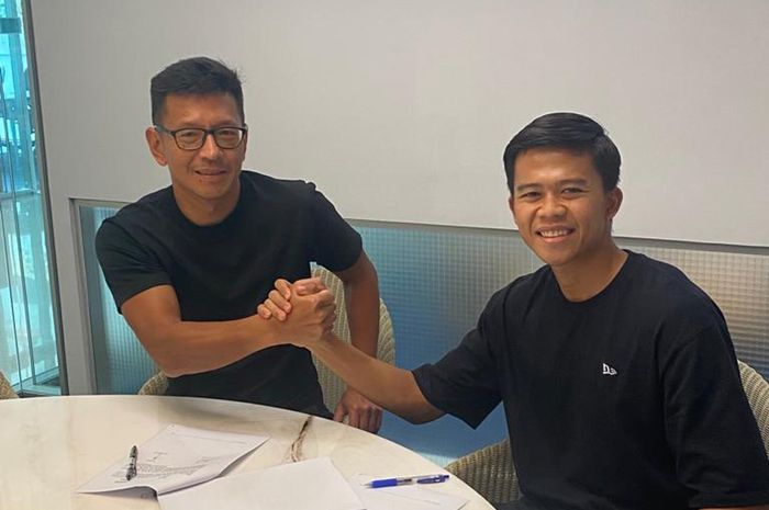 Direktur PT Persib Bandung Bermartabat, Teddy Tjahjono Resmi Menandatangani Kontrak Bersama Mohamad Edo Ferbriansyah untuk menghadapi Liga 1 2023/2024.