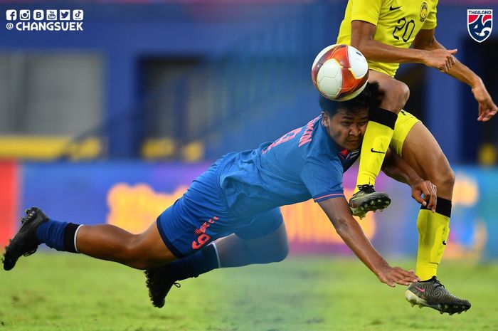 Salah satu pencetak gol dari Thailand dalam laga melawan Laos yaitu Yotsakon Burapha (nomor 9) dalam laga kedua Grup B menghadapi Malaysia