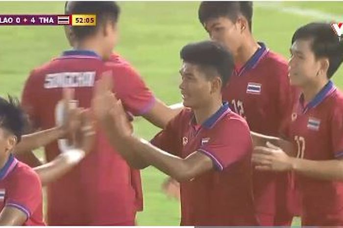 Para pemain Timnas U-22 Thailand melakukan selebrasi usai mencetak gol ke gawang Timnas U-22 Laos.