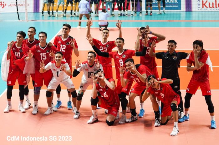 Tim bola voli putra Indonesia melakukan selebrasi setelah memastikan medali emas SEA Games 2023 seusai mengalahkan Kamboja, 3-0 pada final yang berlangsung di Olympic Indoor Stadium, Phnom Penh, Senin (8/5/2023).