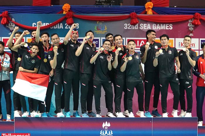 Tim bola voli putra Indonesia di podium pertama setelah memastikan medali emas SEA Games 2023 seusai mengalahkan Kamboja, 3-0 pada final yang berlangsung di Olympic Indoor Stadium, Phnom Penh, Senin (8/5/2023).