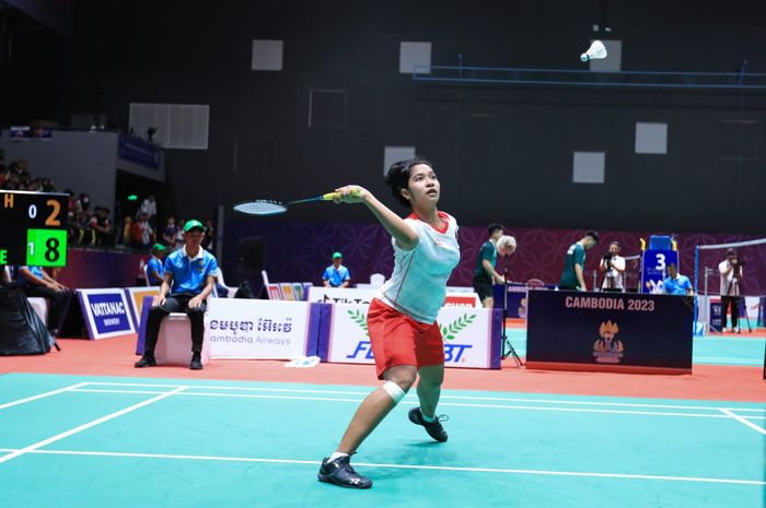 Pebulu tangkis tunggal putri Indonesia, Ester Nurumi Tri Wardoyo, saat tampil pada babak perempat final beregu putri kontra Kamboja pada laga yang digelar di Badminton Hall Morodok Techo, Selasa, 9 Mei 2023
