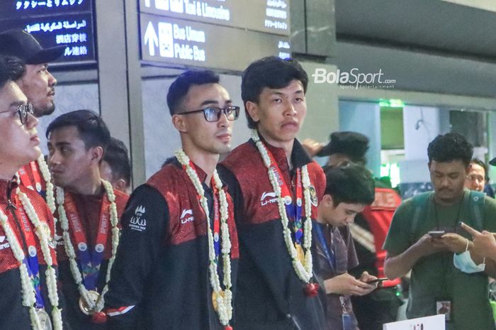 Atlet timnas Voli Indoor Indonesia, Farhan Halim (kanan), sedang berbaris saat tiba di Bandara Soekarno Hatta, Tangerang, Banten, Rabu (10/5/2023) malam.