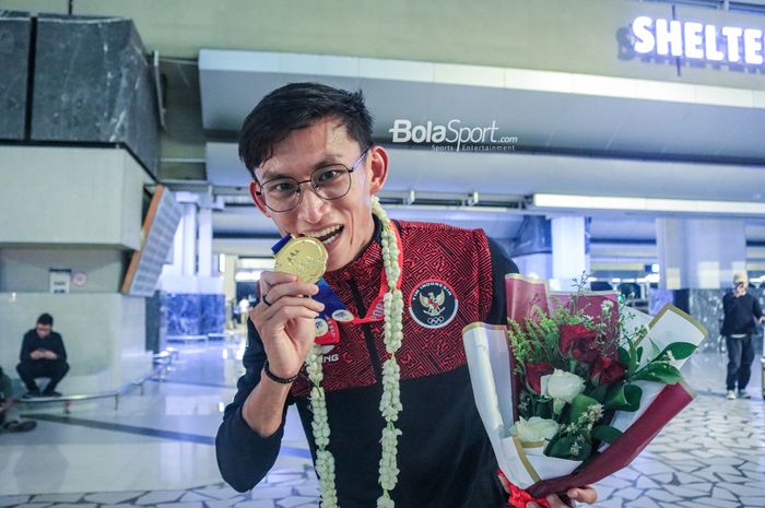 Atlet jalan cepat Indonesia, Hendro Yap, sedang sesi foto saat tiba dengan medali emas SEA Games 2023 di Bandara Soekarno Hatta, Tangerang, Banten, Rabu (10/5/2023) malam.