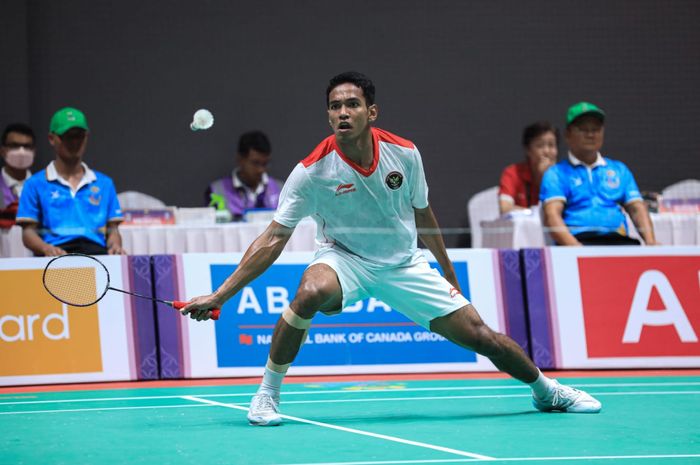 Pebulu tangkis tunggal putra, Chico Aura Dwi Wardoyo, dalam pertandingan Indonesia vs Singapura pada semifinal bulu tangkis beregu putra SEA Games 2023 di Badminton Hall Morodok Techo, Phnom Penh, Kamboja, 10 Mei 2023.