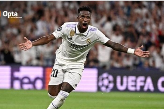 Pemain Real Madrid, Vinicius Junir, melakukan selebrasi usai mencetak gol ke gawang Man City pada laga semifinal Liga Champions 2022-2023 yang berlangsung di Santiago Bernabue, Rabu (10/5/2023)