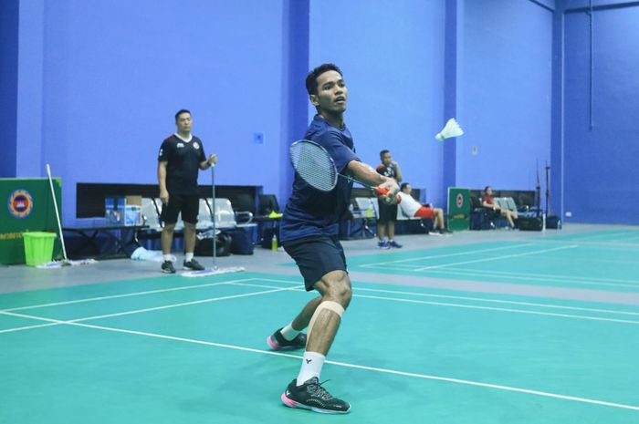Pebulu tangkis tunggal putra Indonesia, Chico Aura Dwi Wardoyo, menjalani latihan menjelang semifinal beregu SEA Games 2023, Selasa (9/5/2023).