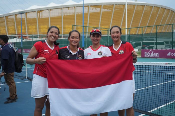 Tim beregu tenis putri berpose setelah meraih medali emas SEA Games 2023 di Tennis Arena, National Morodok Stadium, Selasa (9/5/2023).