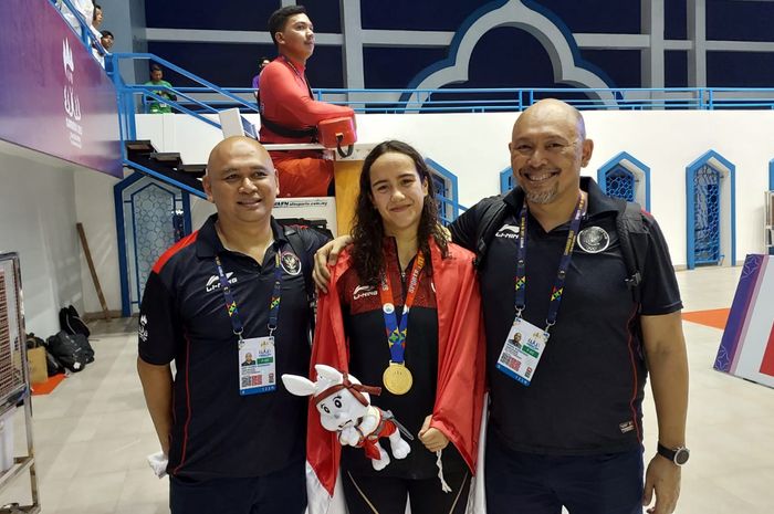 Perenang putri Indonesia, Masniari Wolf, usai meraih medali emas 50 meter gaya punggung di Morodok Techno Aquatic Centre, Minggu (7/5/2023).