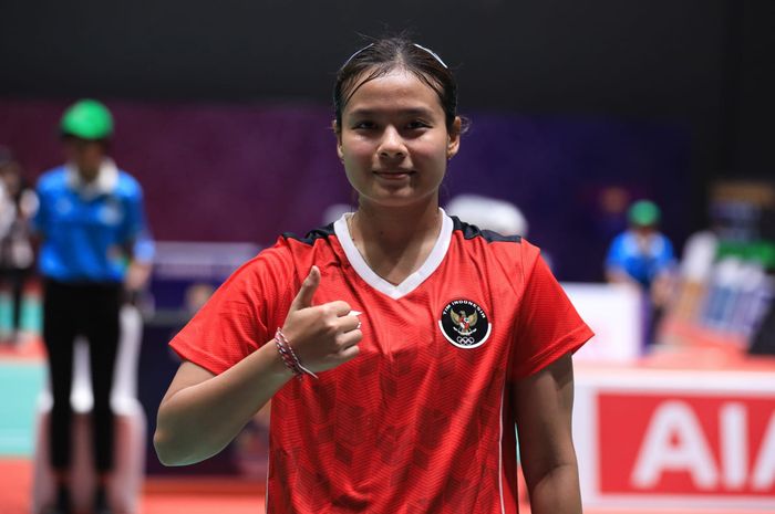 Pebulu tangkis tunggal putri Indonesia, Komang Ayu Cahya Dewi, berpose setelah memberi poin pertama pada semifinal beregu SEA Games 2023 di Badminton Hall Morodok Techo pada hari Rabu (10/5/2023).