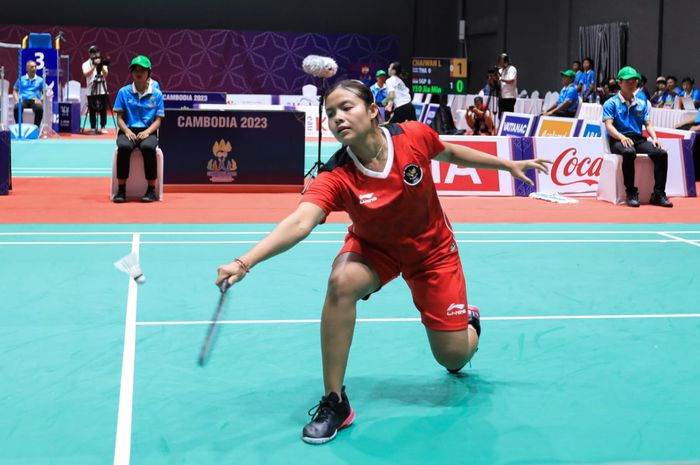 Pebulu tangkis tunggal putri Indonesia, Komang Ayu Cahya Dewi, pada partai pertama semifinal beregu SEA Games 2023 di Badminton Hall Morodok Techo pada hari Rabu (10/5/2023).