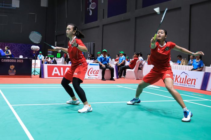 Pasangan ganda putri Indonesia, Febriana Dwipuji Kusuma/Amalia Cahaya Pratiwi, pada semifinal beregu SEA Games 2023 di Badminton Hall Morodok Techo pada Rabu (10/5/2023).