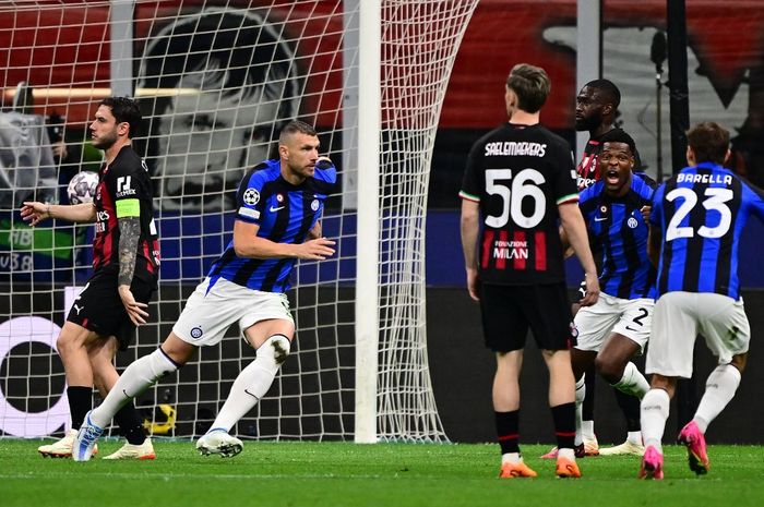 Penyerang Inter Milan, Edin Dzeko, merayakan gol ke gawang AC Milan dalam leg 1 babak semifinal Liga Champions 2022-2023 di Stadion San Siro, Rabu (10/5/2023).