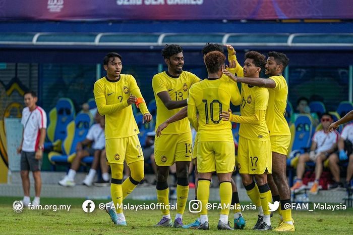 Pemain timnas U-22 Malaysia melakukan selebrasi setelah mencetak gol ke gawang Singapura pada lanjutan babak penyisihan Grup B SEA Games 2023, Kamis (11/5/2023).