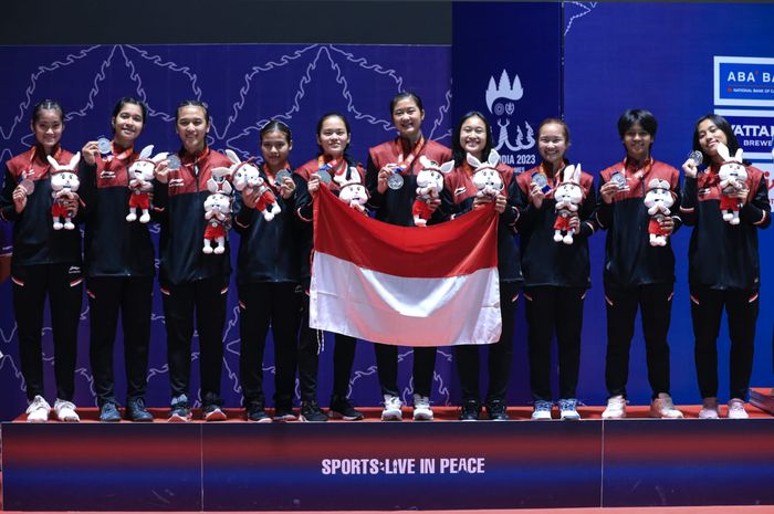 Tim bulu tangkis putri Indonesia berdiri di podium runner-up beregu SEA Games 2023, di Badminton Hall Morodok Techo, Phnom Penh, Kamboja, Kamis (11/5/2023).