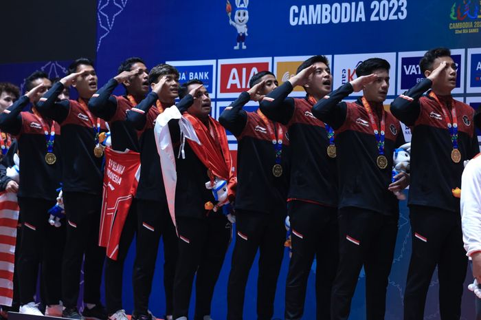 Pemain tim bulu tangkis putra  Indonesia melakukan hormat kepada bendera setelah memenangi medali emas SEA Games 2023 di Badminton Hall Morodok Techo, Kamboja, 11 Mei 2023. 