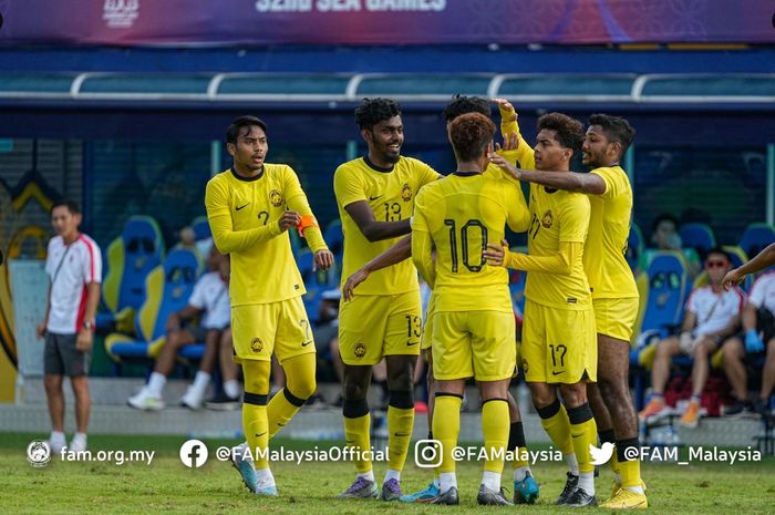 Skuad Timnas U-22 Malaysia berselebrasi usai mencetak gol ke gawang Singapura.