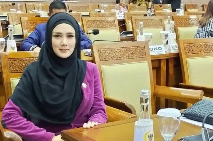 Pantas Ahmad Dhani Makin Klepek-klepek, Gaya Mulan Jameela Pakai Lensa Kontak Biru Bikin Pangling, Cantiknya Disebut Bak Barbie Hidup