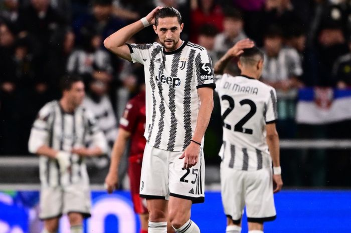 Juventus' French midfielder Adrien Rabiot reacts after Juventus missed a goal opportunity during the UEFA Europa League semi-final first leg football match between Juventus and Sevilla on May 11, 2023 at the Juventus stadium in Turin. (Photo by Marco BERTORELLO / AFP)