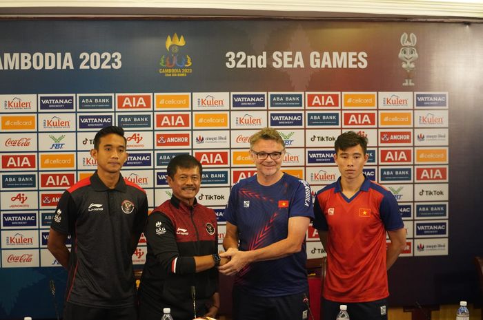 Rizky Ridho, Indra Sjafri bersama pelatih timnas U-22 Vietnam Philippe Troussier dan pemain Quan Van Chuan