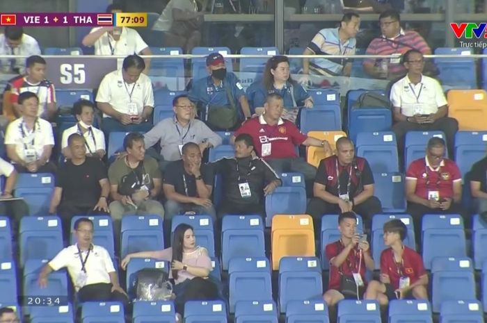 Pelatih timnas U-22 Indonesia, Indra Sjafri dan para asistennya terlihat hadir dalam laga Vietnam Vs Thailand di Prince Stadium, pada Kamis (10/5/2023).
