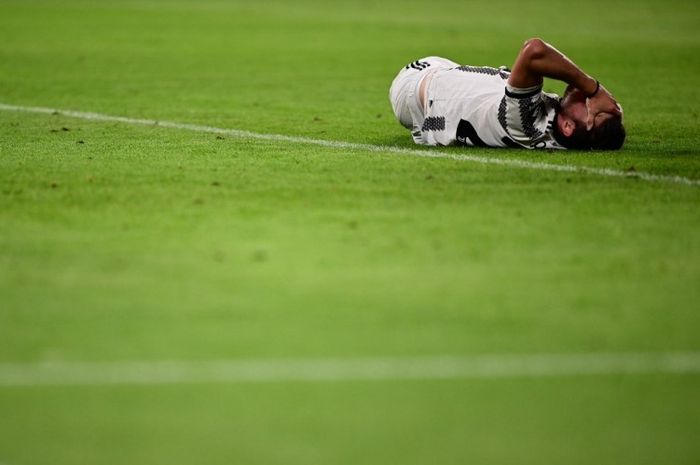 Gelandang Juventus, Adrien Rabiot, tumbang usai ditekel pemain Sevilla pada semifinal Liga Europa 2022-2023.