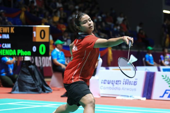 Pebulu tangkis tunggal putri Indonesia, Komang Ayu Cahya Dewi, pada babak  16 besar SEA Games 2023 di Badminton Hall Morodok Techo, Kamboja, Jumat (12/5/2023).