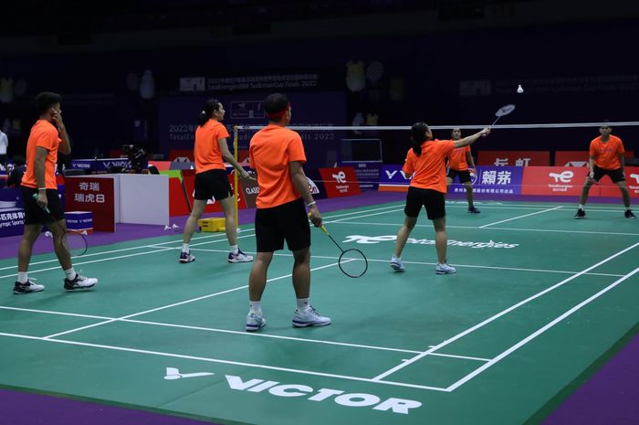 Tim bulu tangkis Indonesia jalani latihan perdana di venue turnamen BWF Sudirman Cup 2023 di Suzhou Olympic Sports Centre, China, pada Jumatm 12 Mei 2023.