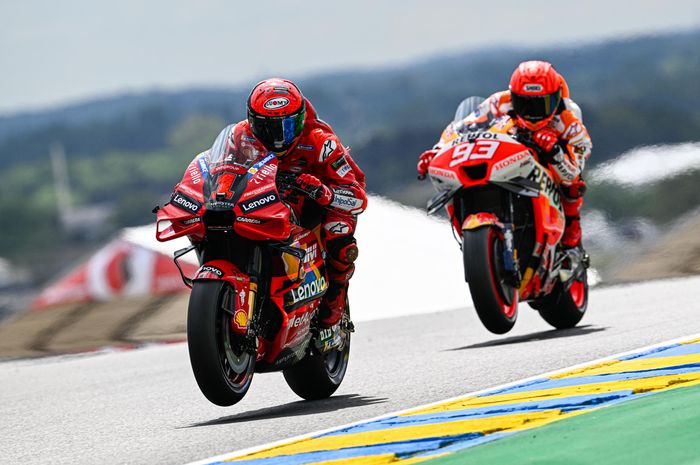 Francesco Bagnaia (Ducati, depan) dan Marc Marquez (Repsol Honda) pada seri balap MotoGP Prancis 2023 di Sirkuit Le Mans, Jumat (12/5/2023).