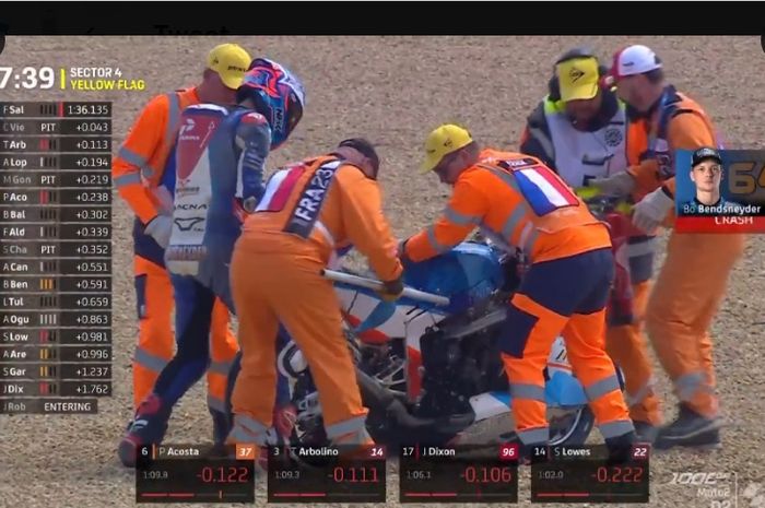 Momen pembalap Pertamina Mandalika SAG, Bo Bendsneyder terjatuh saat dia bersaing memperjuangkan hasil kualifikasi Moto2 Prancis 2023 terbaiknya.