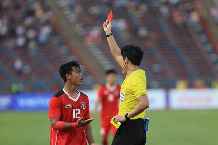 Pratama Arhan mempertanyakan kartu merah yang diberikan wasit saat membela Timnas U-22 Indonesia kontra Vietnam dalam semifinal SEA Games 2023 di Kamboja.