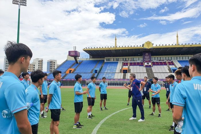 Timnas U-22 Vietnam terpantau tidak menggelar latihan untuk melawan timnas U-22 Indonesia pada Jumat (12/5/2023), skuad Phillipe Troussier hanya melihat National Olympic Stadium.