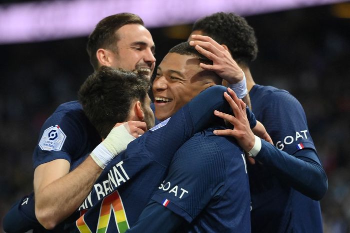 Kylian Mbappe merayakan gol bersama rekannya dalam laga PSG vs Ajaccio di pekan ke-35 Liga Prancis (13/5/2023).