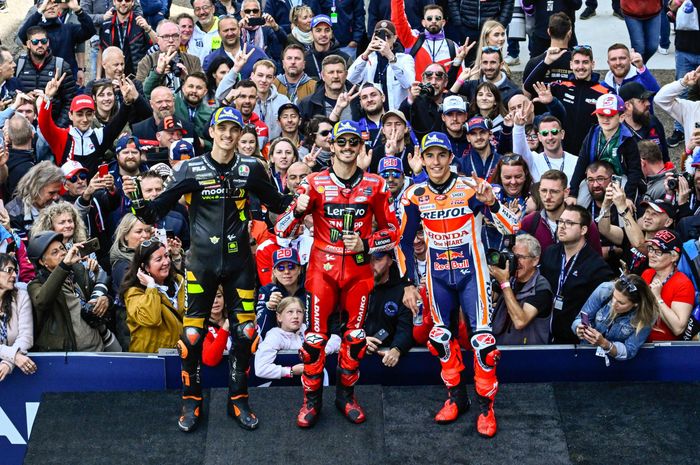 Dari kiri ke kanan, Luca Marini (Mooney VR46), Francesco Bagnaia (Ducati), dan Marc Marquez, setelah sesi kualifikasi MotoGP Prancis 2023 di Sirkuit Le Mans, Sabtu (13/5/2023).