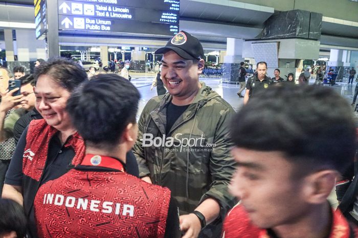 Menteri Pemuda dan Olahraga Republik Indonesia, Dito Ariotedjo, tampak tersenyum saat menyambut atlet Tanah Air di Bandara Soekarno Hatta, Tangerang, Banten, Sabtu (13/5/2023).