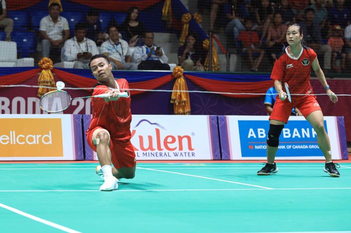 Pasangan ganda campuran Indonesia, Rehan Naufal Kusharjanto/Lisa Ayu Kusumawati, pada babak peremat final SEA Games 2023 di Badminton Hall Morodok Techo, Phnom Penh, Minggu (14/5/2023).