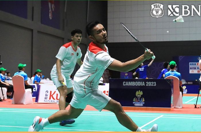 Pasangan ganda putra Indonesia, Pramudya Kusumawardana/Yeremia Erich Yoche Yacob Rambitan saat beraksi pada semifinal SEA Games 2023, di Badminton Hall Morodok Techo, Phnom Penh, Kamboja, Senin (15/5/2023). 
