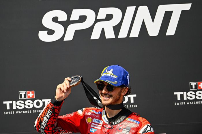Pembalap Ducati, Francesco Bagnaia, berpose setelah menjalani balapan sprint MotoGP Prancis 2023 di Sirkuit Le Mans,, Sabtu (13/5/2023).