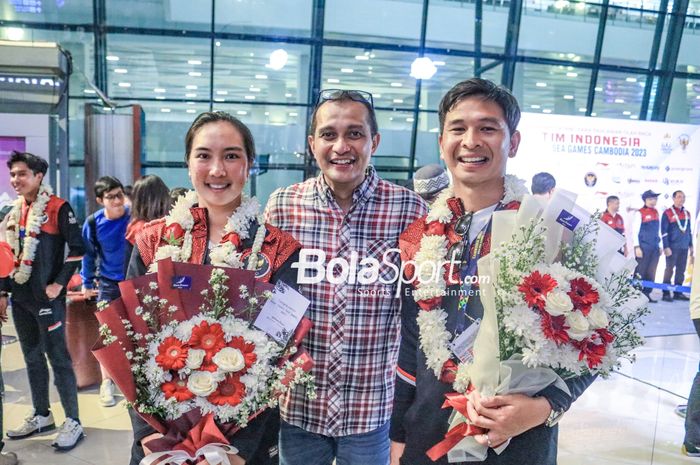 Ketua PP PELTI sekaligus Wamenkumham, Edward Omar Sharif Hiariej (tengah), sedang berfoto dengan pasangan atlet tenis ganda campuran Indonesia, Christopher Rungkat (kanan) dan Aldila Sutjiadi (kiri) di Bandara Soekarno Hatta, Tangerang, Banten, Senin (15/5/2023) malam.