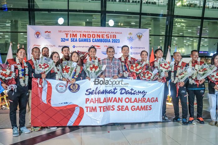 Ketua PP PELTI sekaligus Wamenkumham, Edward Omar Sharif Hiariej, sedang berfoto bersama para atlet tenis Indonesia di Bandara Soekarno Hatta, Tangerang, Banten, Senin (15/5/2023) malam.