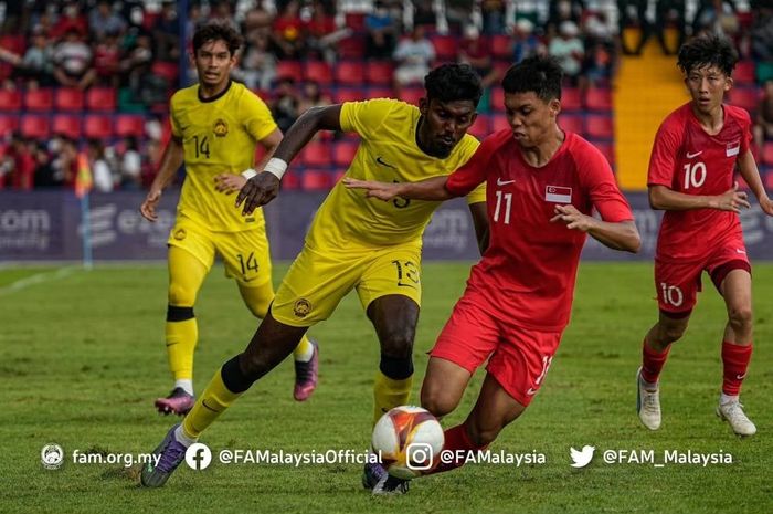 Pemain Timnas U-22 Malaysia, Saravanan (kedua dari kiri), berebut bola dengan pemain Timnas U-22 Singapura.