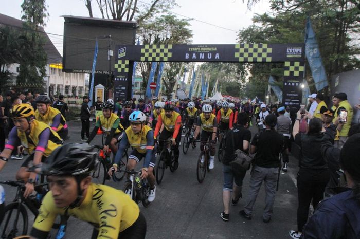 Pemandangan lomba Road to L'Etape Indonesia by Tour de France - Banua, Banjarmasin, Kalimantan Selatan, yang digelar pada 7 Mei 2023.