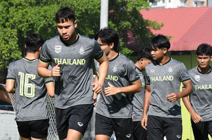 Pemain Timnas U-22 Thailand, Achitpol Keereerom (tengah depan), saat berlatih bersama rekan setimnya.