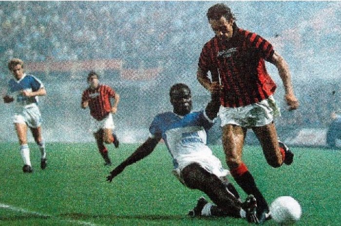 Penyerang AC Milan, Mark Hateley (kanan), berduel dengan bek Auxerre, Basile Boli, dalam laga Piala UEFA 1985-1986.  
