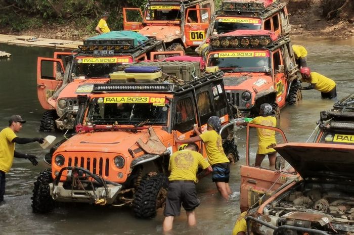  Para peserta Indonesia Off-Road Expedition (IOX) 2023 baru saja melewati medan yang sangat melelahkan.