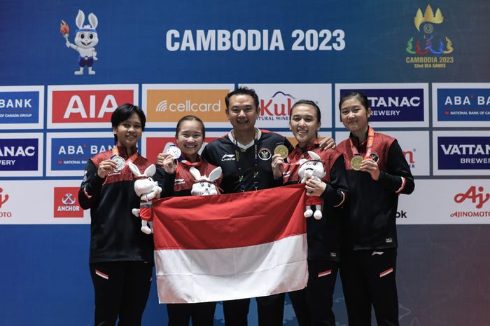 Podium ganda putri SEA Games 2023: Meilysa Trias Puspita Sari/Rachel Allessya Rose dan Febriana Dwipuji Kusuma/Amalia Cahaya Pratiwi bersama sang pelatih,  Eng Hian.