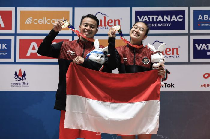 Ganda campuran Indonesia, Rehan Naufal Kusharjanto/Lisa Ayu Kusumawati berpose di podium dengan medali emas SEA Games 2023 cabor bulu tangkis perorangan, di Badminton Hall Morodok Techo, Kamboja, Selasa (16/5/2023)