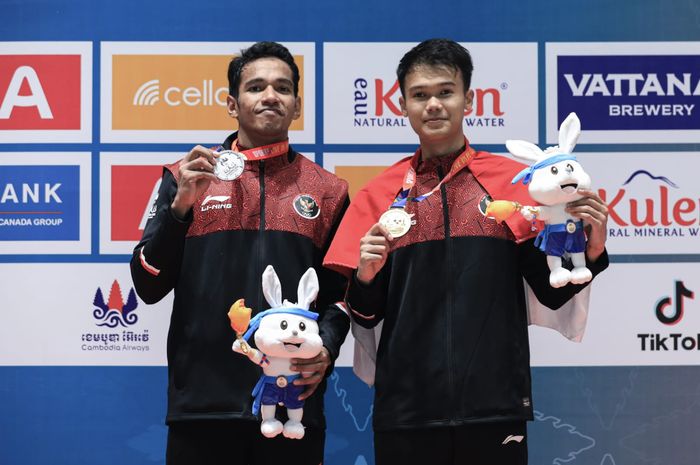 Tunggal putra Indonesia, Christian Adinata (kanan) meraih medali emas, dan Chico Aura Dwi Wardoyo sabet medali perak pada bulu tangkis perorangan SEA Games 2023, Selasa (16/5/2023).