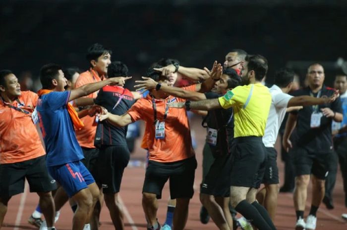 Momen panasnya keributan saat Timnas U-22 Indonesia meladeni Thailand dalam final SEA Games 2023 di Kamboja.