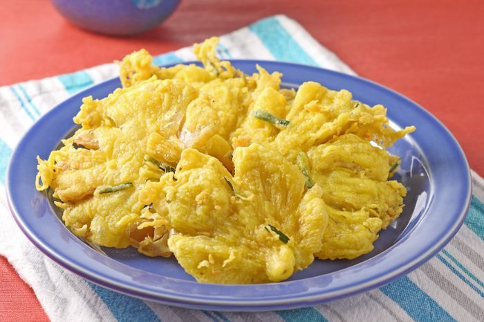 Hidangan jamur tiram goreng bumbu kunyit